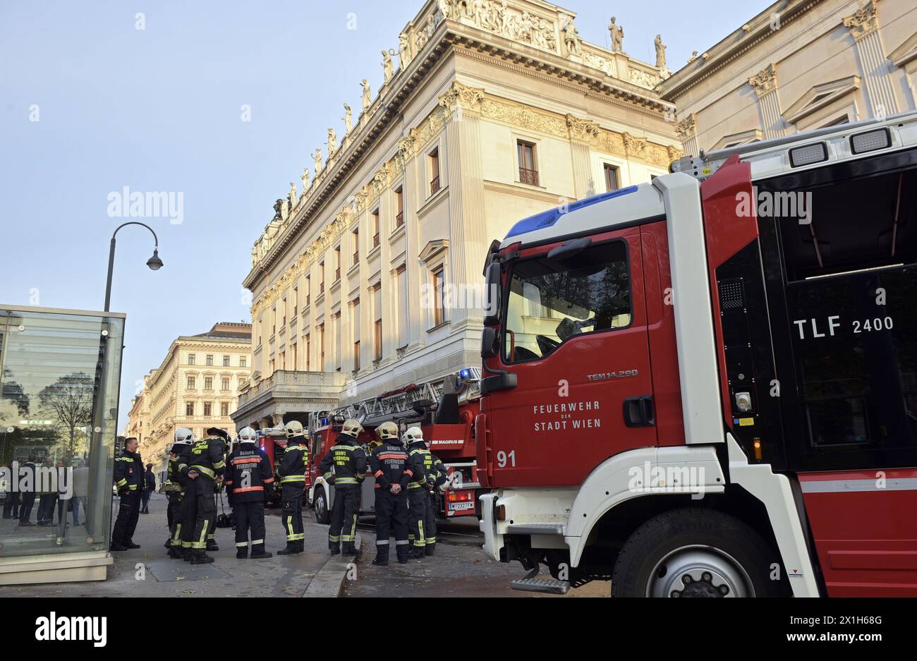 Feuerwehrmann bei einem Brand auf dem Dach des österreichischen Parlaments in Wien am 4. November 2016. - 20161104 PD0751 - Rechteinfo: Rights Managed (RM) Stockfoto