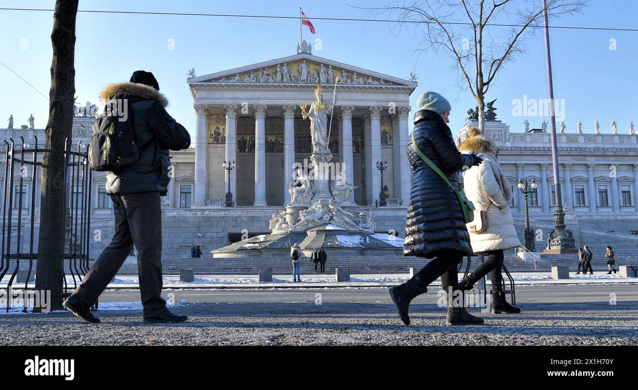Winter in Wien, Österreich, 11. Januar 2017 - Fußgänger vor dem österreichischen Parlamentsgebäude, - 20170111 PD2194 - Rechteinfo: Rights Managed (RM) Stockfoto