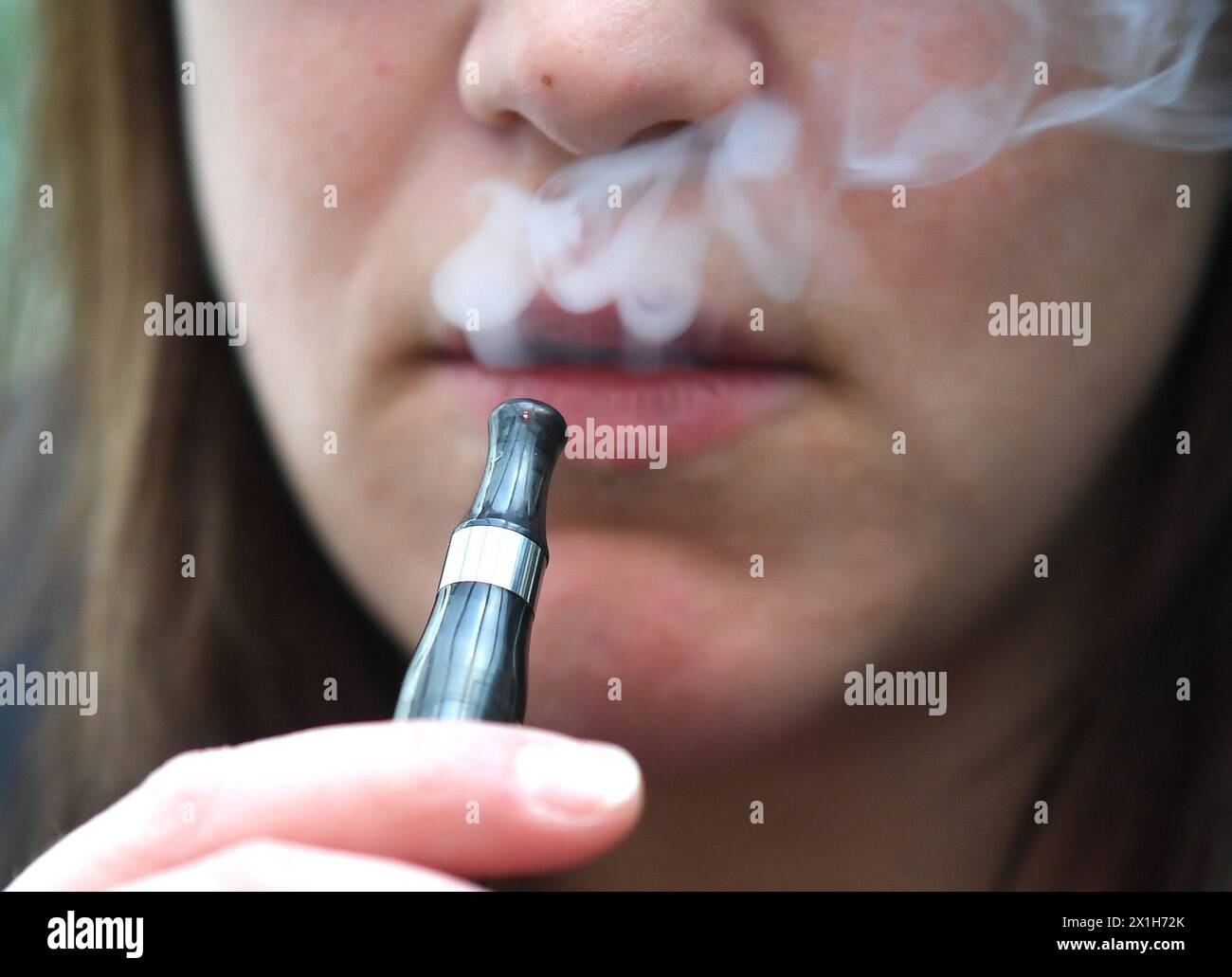 Frau, die am 11. Januar 2017 eine E-Zigarette raucht - 20170111 PD8585 - Rechteinfo: Rights Managed (RM) Stockfoto