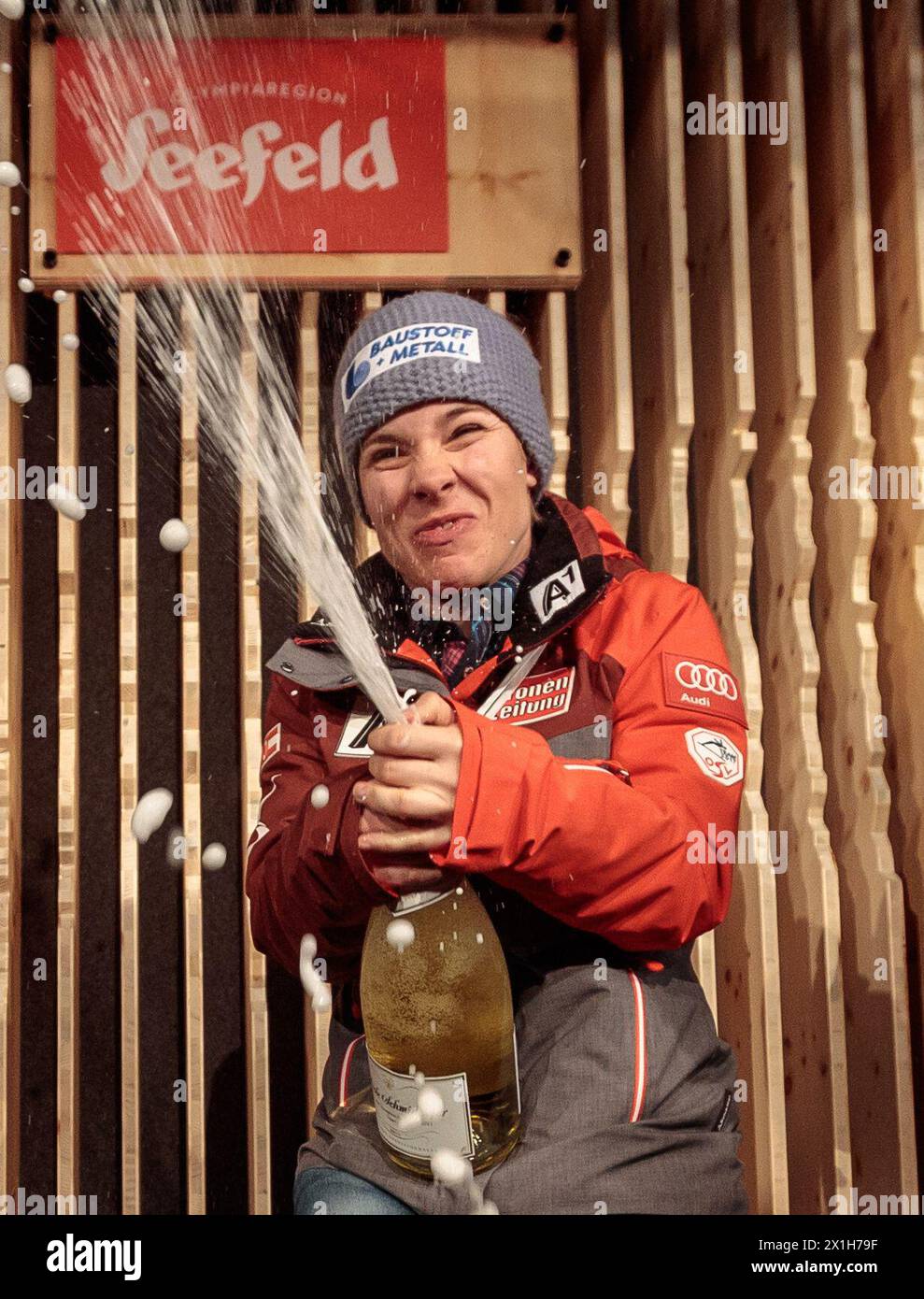 Die Österreicherin Nicole Schmidhofer posiert mit ihrer Medaille nach ...