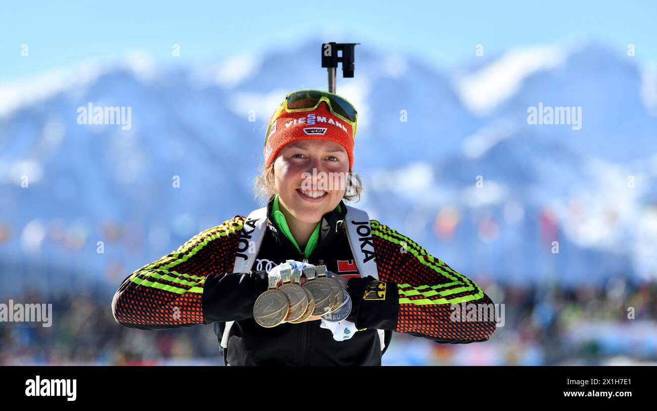 Laura Dahlmeier aus Deutschland überreicht ihre Medaillen während der Siegerzeremonie der Womens Masstart der IBU Biathlon Weltmeisterschaft in der Biathlonarena in Hochfilzen, Österreich am 2017/02/19 - 20170219 PD1929 - Rechteinfo: Rights Managed (RM) Stockfoto