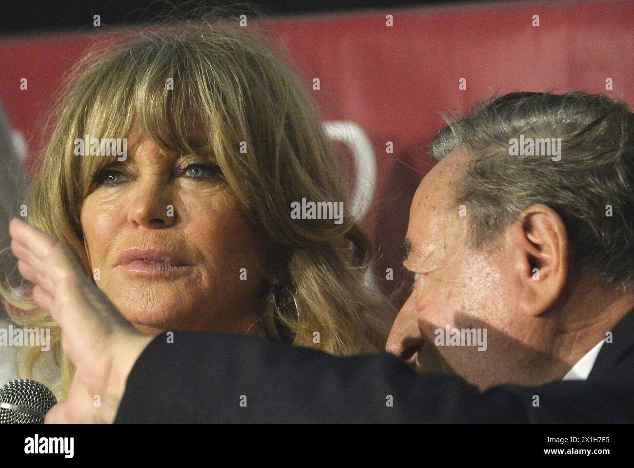 Die US-Schauspielerin Goldie Hawn und Richard Lugner werden bei einer Pressekonferenz zu sehen sein, bei der Lugner Hawn am 22. Februar 2017 in Wien als Gast für den diesjährigen Opernball im Lugner Lounge Kino präsentierte - 20170222_PD2396 - Rechteinfo: Rights Managed (RM) Stockfoto