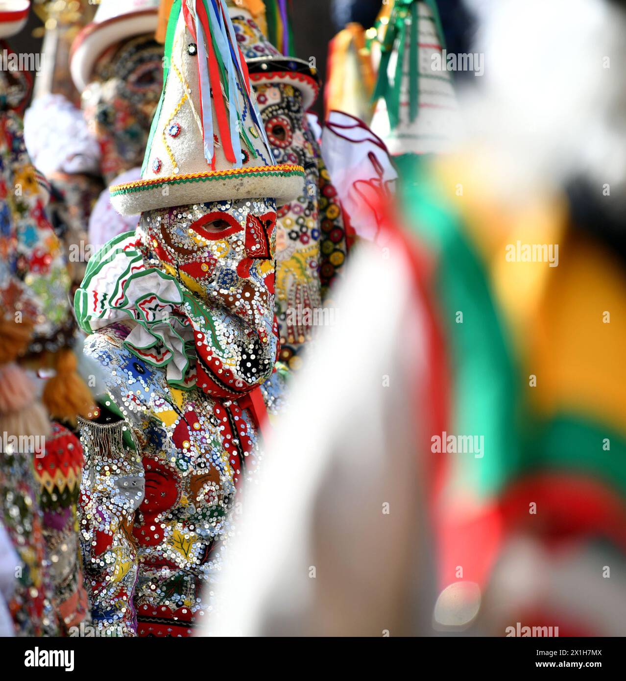 Feature - Ausseer Karnevalsparade in Bad Aussee, Österreich, am 27. Februar 2017. Flinserl sind die Frühlingsfiguren des Ausseer Karnevals. Die Kleidung des „Flinserl“ besteht aus Naturleinen und ist mit bunt geformten Patches und Ornamenten bestickt. Viele farbenfrohe Motive umranden die Darstellungen von Figuren. Die bunten Patches selbst sind mit hunderten silbernen Pailletten bestickt (Flinserl) - 20170227 PD6749 - Rechteinfo: Rights Managed (RM) Stockfoto