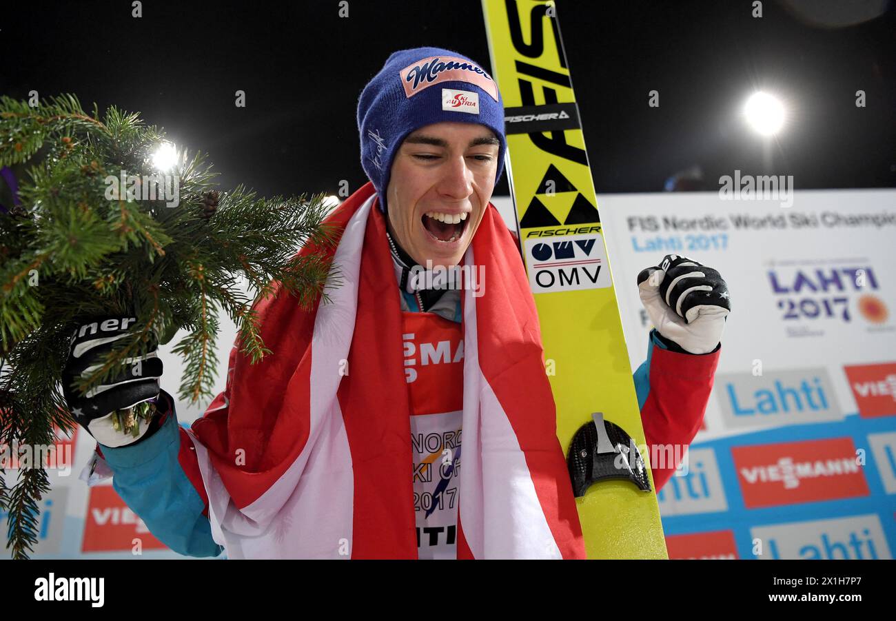Der Österreicher Stefan Kraft feiert nach seinem letzten Sprung der Herren-Grossschanzwettkämpfe der FIS Nordische Skiweltmeisterschaft 2017 in Lahti, Finnland, am 2. März 2017. - 20170301 PD16028 - Rechteinfo: Rights Managed (RM) Stockfoto