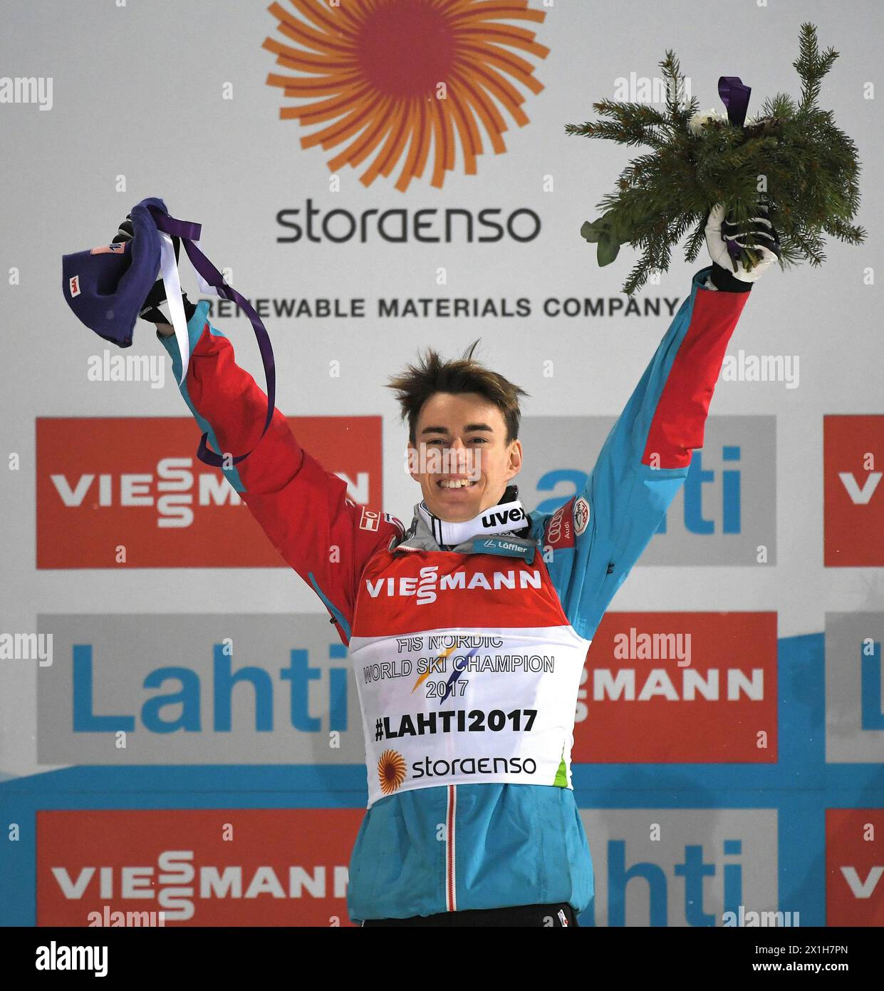 Der Österreicher Stefan Kraft feiert nach seinem letzten Sprung der Herren-Grossschanzwettkämpfe der FIS Nordische Skiweltmeisterschaft 2017 in Lahti, Finnland, am 2. März 2017. - 20170301 PD16032 - Rechteinfo: Rechte verwaltet (RM) Stockfoto
