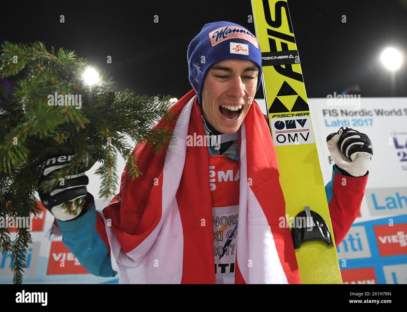 Der Österreicher Stefan Kraft feiert nach seinem letzten Sprung der Herren-Grossschanzwettkämpfe der FIS Nordische Skiweltmeisterschaft 2017 in Lahti, Finnland, am 2. März 2017. - 20170302 PD5778 - Rechteinfo: Rights Managed (RM) Stockfoto