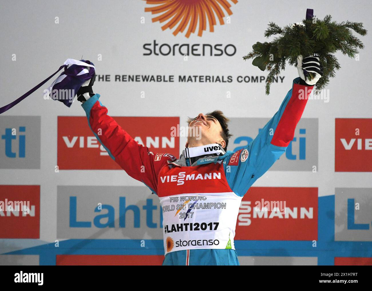 Der Österreicher Stefan Kraft feiert nach seinem letzten Sprung der Herren-Grossschanzwettkämpfe der FIS Nordische Skiweltmeisterschaft 2017 in Lahti, Finnland, am 2. März 2017. - 20170302 PD5724 - Rechteinfo: Rights Managed (RM) Stockfoto