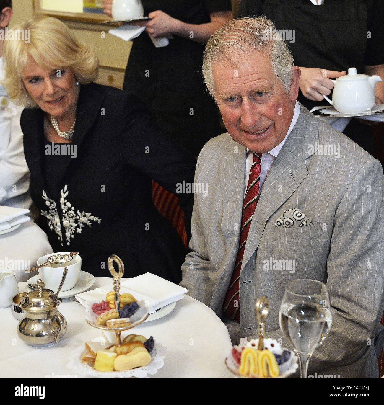 Prinz Charles, Prinz von Wales (R) und seine Frau Camilla (C), Herzogin von Cornwall, besuchen am 5. April 2017 das traditionelle Wiener Kaffeehaus Demel in Wien. - 20170405 PD4634 - Rechteinfo: Rechte verwaltet (RM) Stockfoto