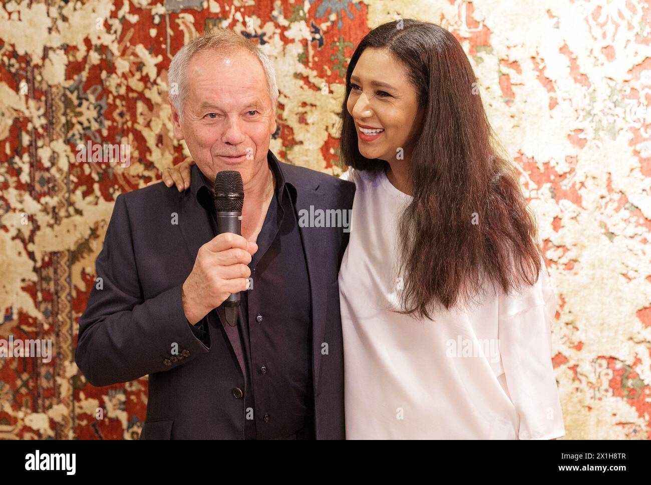 Ali Rahimi Event vor dem 24. Life Ball am Wiener Rathausplatz am 9. Juni 2017. Life Ball ist Europas größte jährliche AIDS-Wohltätigkeitsveranstaltung und findet im Wiener Rathaus statt. BILD: Wolfgang Puck mit seiner Frau Gelila Puck, Gründer der „Dream for Future Africa Foundation“ (DFFAF) - 20170609 PD8984 - Rechteinfo: Rights Managed (RM) Stockfoto