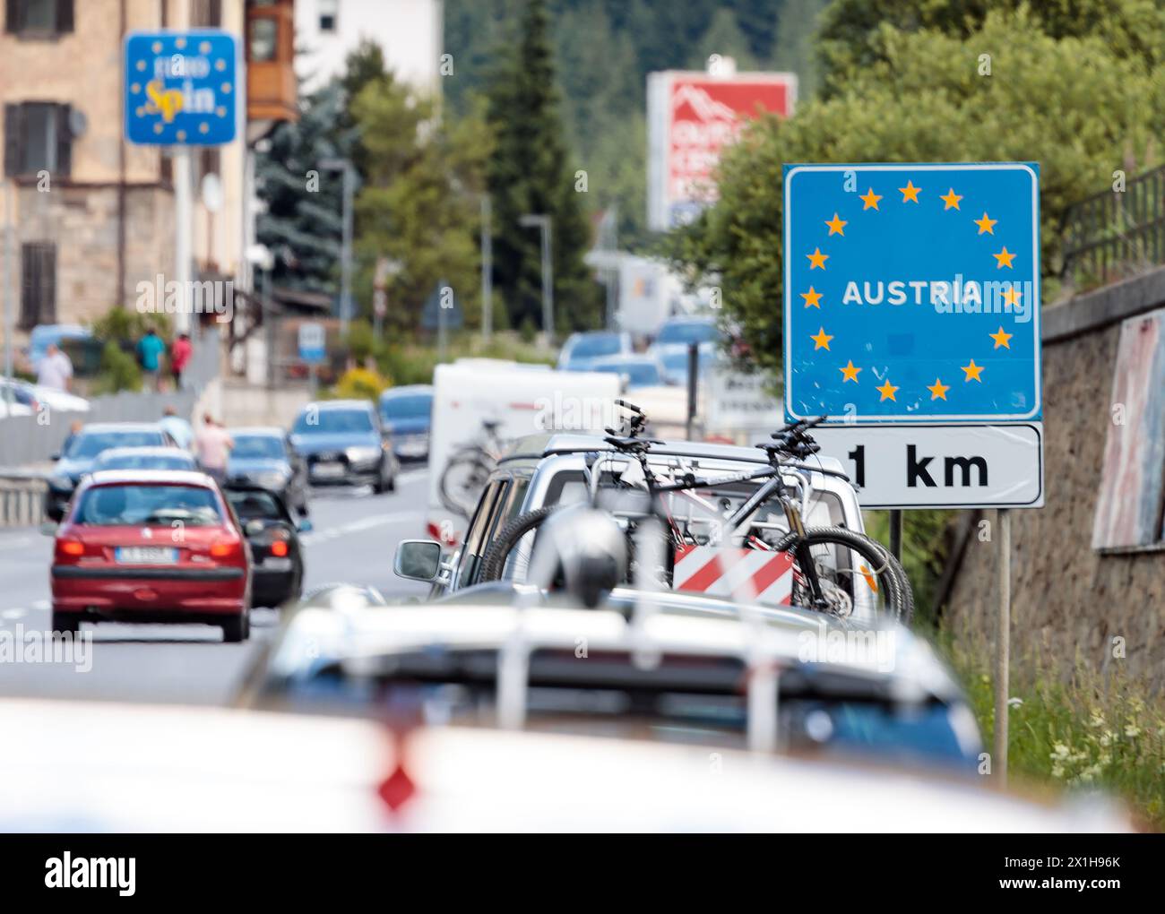 Am 5. Juli 2017 am Brenner, Österreich, an der Brennergrenze am Brenner-Pass Ausschildern. Österreich plant Grenzkontrollen am Brenner zwischen Italien und Österreich. - 20170705 PD5350 - Rechteinfo: Rechte verwaltet (RM) Stockfoto