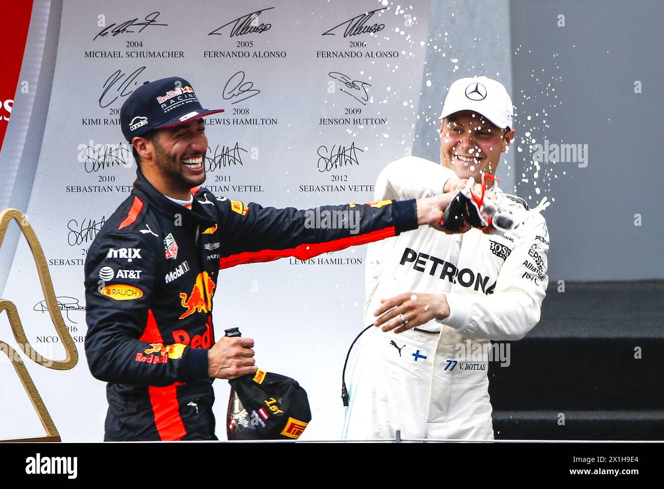 Der Formel 1 Grand Prix von Österreich am Red Bull Ring am 9. Juli 2017 in Spielberg, Österreich. BILD: Mercedes' finnischer Fahrer Valtteri Bottas (R) lehnt den „Schuh“ von Red Bull's australischem Fahrer Daniel Ricciardo ab, als er auf dem Podium feiert - 20170709_PD2248 - Rechteinfo: Rights Managed (RM) Stockfoto