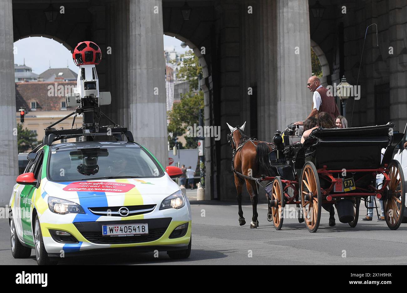 Eine Google Street View-Kamera auf dem Dach eines Opel-Autos wird die Straßen Wiens erfassen. Fahrzeugpräsentation am Heldenplatz in Wien, Österreich, am 19. Juli 2017. - 20170719 PD1269 - Rechteinfo: Rechte verwaltet (RM) Stockfoto