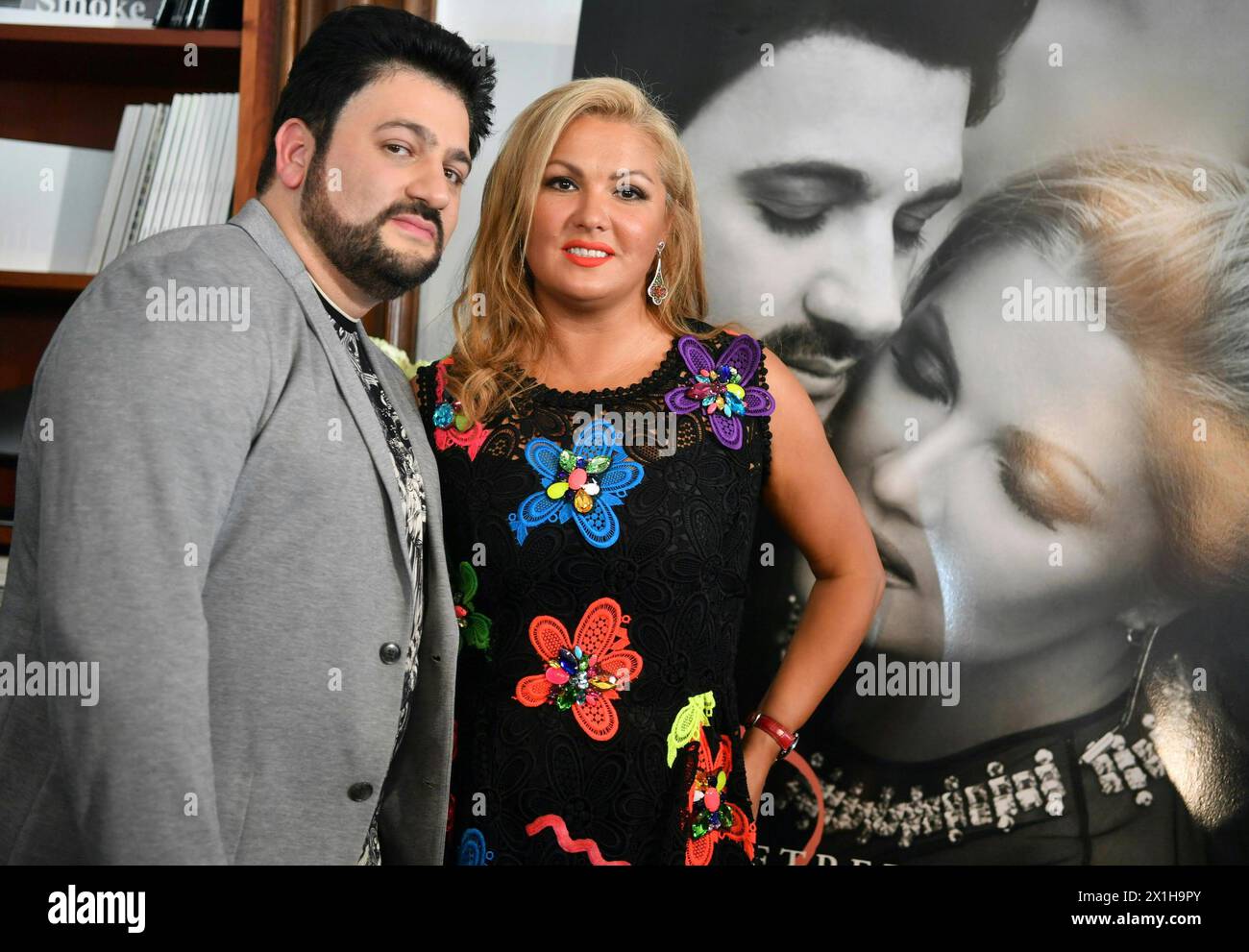 Die russische Sopransängerin Anna Netrebko und der aserbaidschanische Tenor Yusif Eyvazov werden während der Präsentation des Musikalbums „Romanza“ am 14. August 2017 in Salzburg, Österreich, dargestellt. - 20170814 PD0896 - Rechteinfo: Rights Managed (RM) Stockfoto