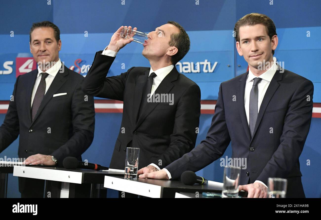 (L-R) der Vorsitzende der rechtsextremen Freiheitspartei Österreichs (FPOe) Heinz-Christian Strache, der österreichische Bundeskanzler und sozialdemokratische Vorsitzende Christian Kern und der österreichische Außenminister und Vorsitzende der Mitte-Rechts-Volkspartei (OeVP) Sebastian kurz nehmen an einer Fernsehdebatte über die österreichischen Parlamentswahlen am 15. Oktober in Wien Teil. 2017. Österreichs konservativer Chef Sebastian kurz schien nach den Parlamentswahlen der jüngste europäische Führer zu werden, mit Prognosen, die ihn vor der Rechtsextremen und den Sozialdemokraten stellten. - 20171015 PD5477 - Rechteinfo: Rig Stockfoto