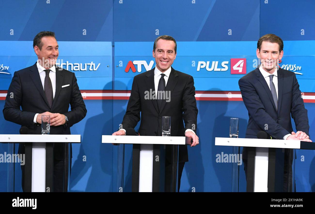 (L-R) der Vorsitzende der rechtsextremen Freiheitspartei Österreichs (FPOe) Heinz-Christian Strache, der österreichische Bundeskanzler und sozialdemokratische Vorsitzende Christian Kern und der österreichische Außenminister und Vorsitzende der Mitte-Rechts-Volkspartei (OeVP) Sebastian kurz nehmen an einer Fernsehdebatte über die österreichischen Parlamentswahlen am 15. Oktober in Wien Teil. 2017. Österreichs konservativer Chef Sebastian kurz schien nach den Parlamentswahlen der jüngste europäische Führer zu werden, mit Prognosen, die ihn vor der Rechtsextremen und den Sozialdemokraten stellten. - 20171015 PD5718 - Rechteinfo: Rig Stockfoto