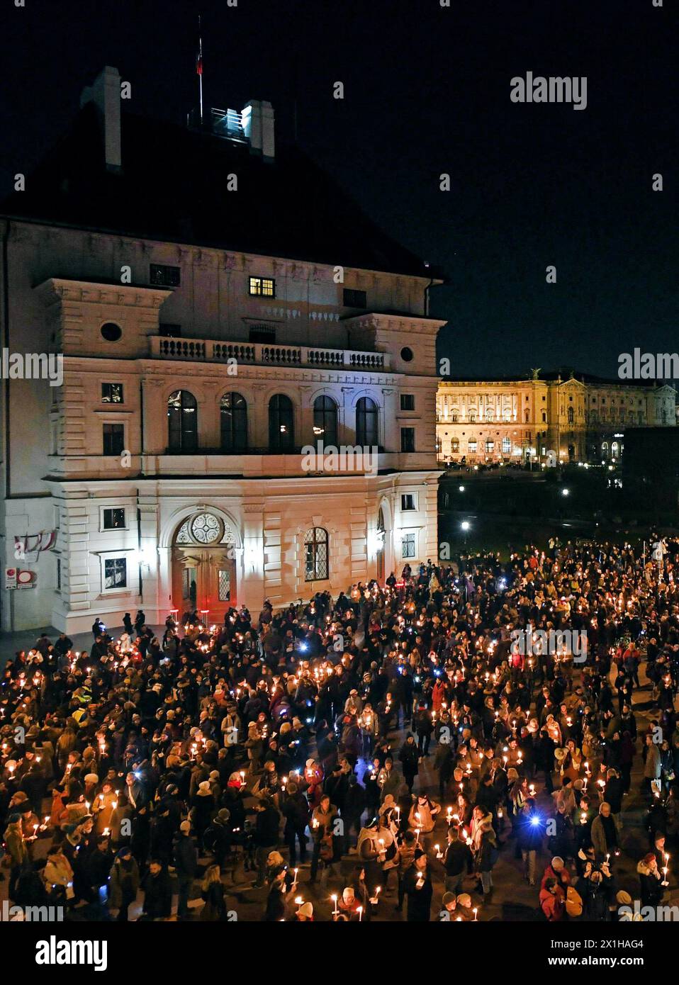 Bei einer Kundgebung unter dem Motto "unsere Ministerien nicht in den Händen rechter Extemisten" am 15. November 2017 vor dem Bundeskanzleramt in Wien werden Kerzen gehalten. Österreicher demonstrieren gegen eine mögliche Regierungskoalition zwischen der Österreichischen Volkspartei (OeVP) und der rechten Österreichischen Freiheitspartei (FPOe). - 20171115 PD4465 - Rechteinfo: Rights Managed (RM) Stockfoto