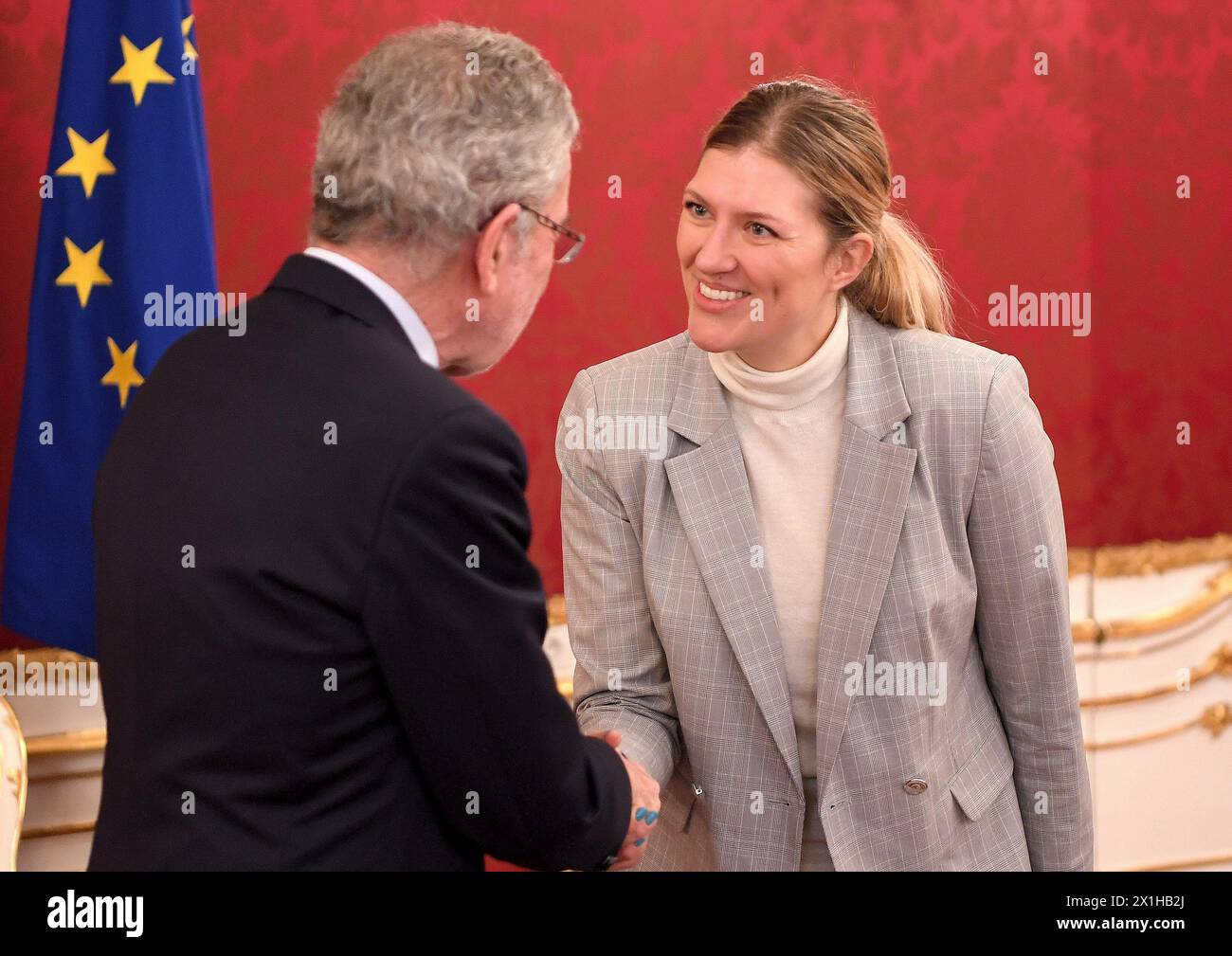 Beatrice Fihn (R), schwedische Juristin und Direktorin der Internationalen Kampagne zur Abschaffung von Kernwaffen ICAN, und der österreichische Präsident Alexander Van der Bellen während ihres Besuchs am 1. Februar 2018 in Wien. - 20180201 PD1192 - Rechteinfo: Rechte verwaltet (RM) Stockfoto