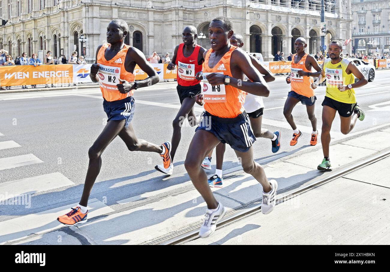 (L-R) Dennis Kimetto (KEN), Samwel Maswai (KEN), Ishmael Bushendich (KEN), Dominic Ruto und Abrha Milaw (ETH) beim Vienna City Marathon am 22. April 2018 in Wien, Österreich. Mehr als 41000 Athleten nehmen am 35. Wiener City Marathon Teil. - 20180422 PD0673 - Rechteinfo: Rights Managed (RM) Stockfoto