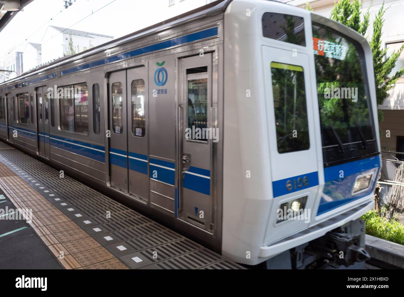 Tokio, Japan. April 2024. Der Expresszug der Seibu Shinjuku-Linie (è¥¿-¦Æ-°å®·š¿Æ) fährt am späten Abend in Richtung Bahnhof Seibu Shinjuku. Japans Schnellverkehr, U-Bahn, Schwerverkehrszüge, Eisenbahnindustrie, Transport und Logistik. (Kreditbild: © Taidgh Barron/ZUMA Press Wire) NUR REDAKTIONELLE VERWENDUNG! Nicht für kommerzielle ZWECKE! Stockfoto