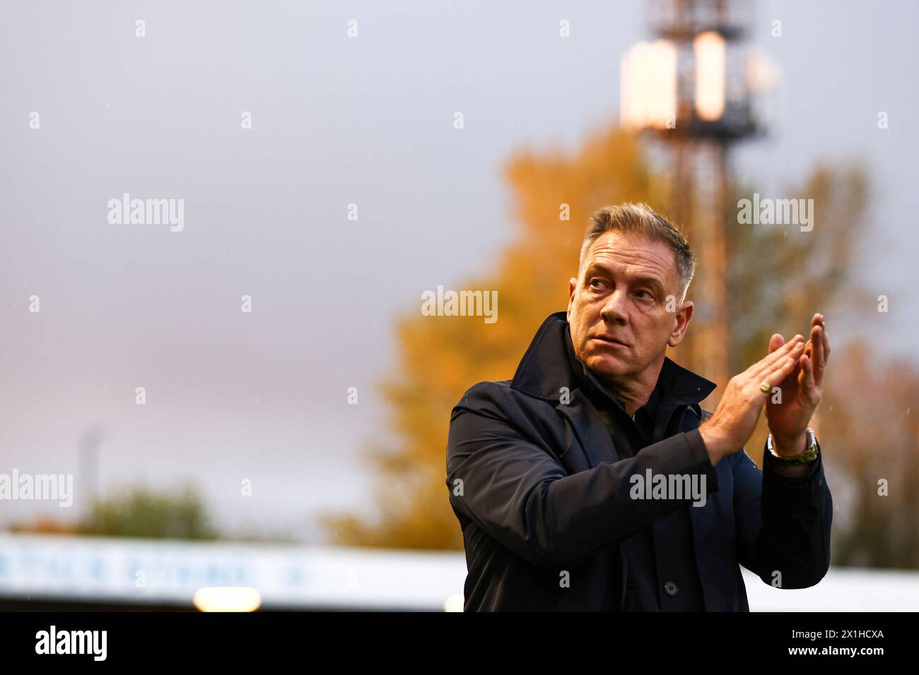 Scott Lindsey Manager von Crawley Town während des Spiels der Sky Bet League 2 zwischen Crawley Town und Barrow im Broadfield Stadium, Crawley am Dienstag, den 16. April 2024. (Foto: Tom West | MI News) Credit: MI News & Sport /Alamy Live News Stockfoto