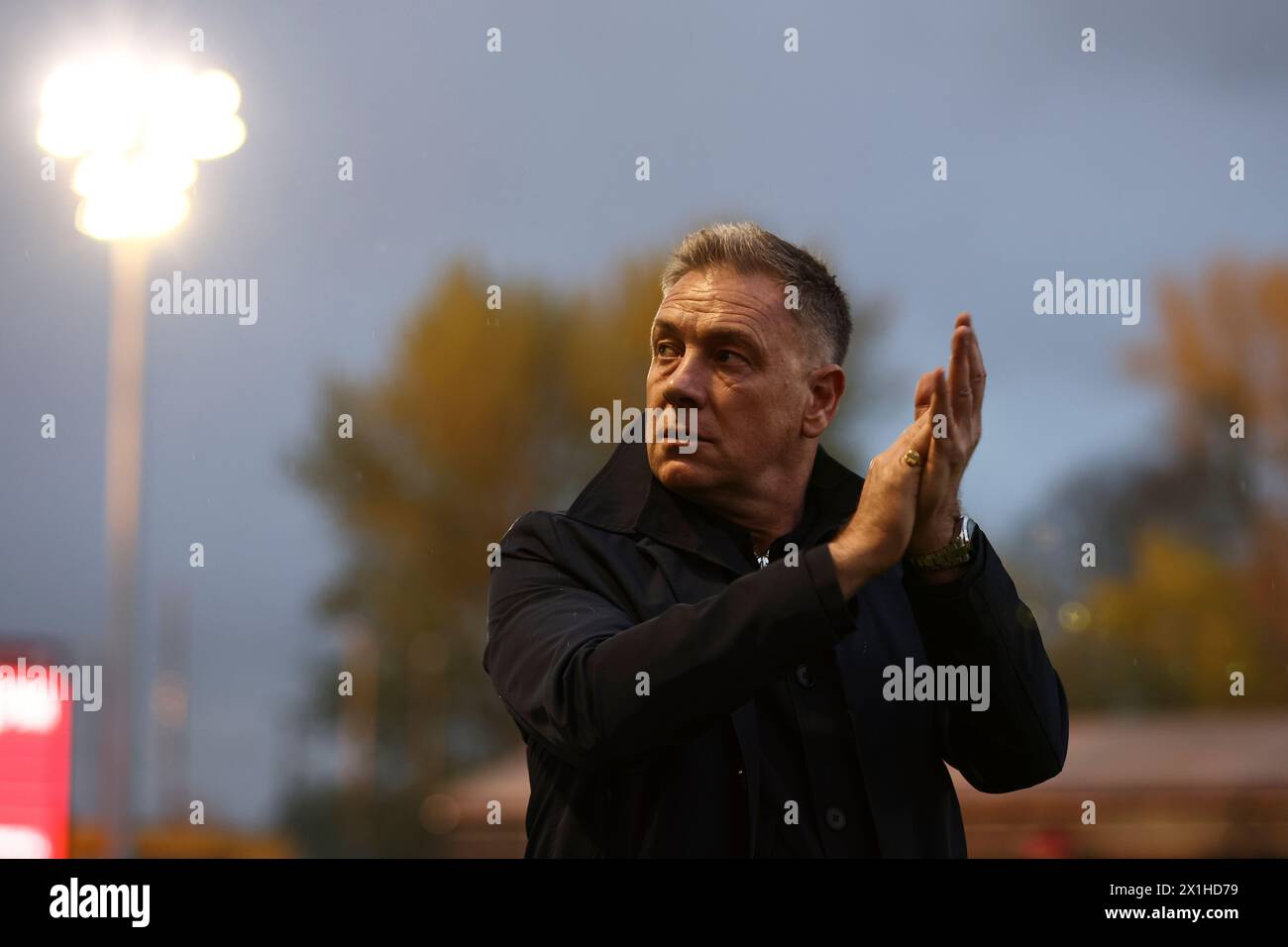 Scott Lindsey Manager von Crawley Town während des Spiels der Sky Bet League 2 zwischen Crawley Town und Barrow im Broadfield Stadium, Crawley am Dienstag, den 16. April 2024. (Foto: Tom West | MI News) Credit: MI News & Sport /Alamy Live News Stockfoto