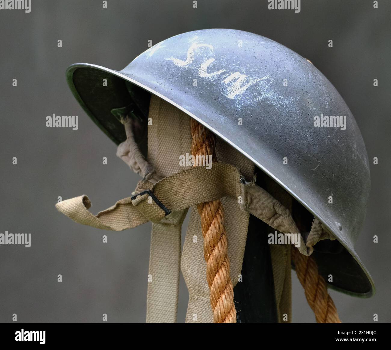 Der Brodie Helm ist ein Stahlkampfhelm, der 1915 in London vom lettischen Erfinder John Leopold Brodie (Lettisch: Leopolds Janno br Stockfoto