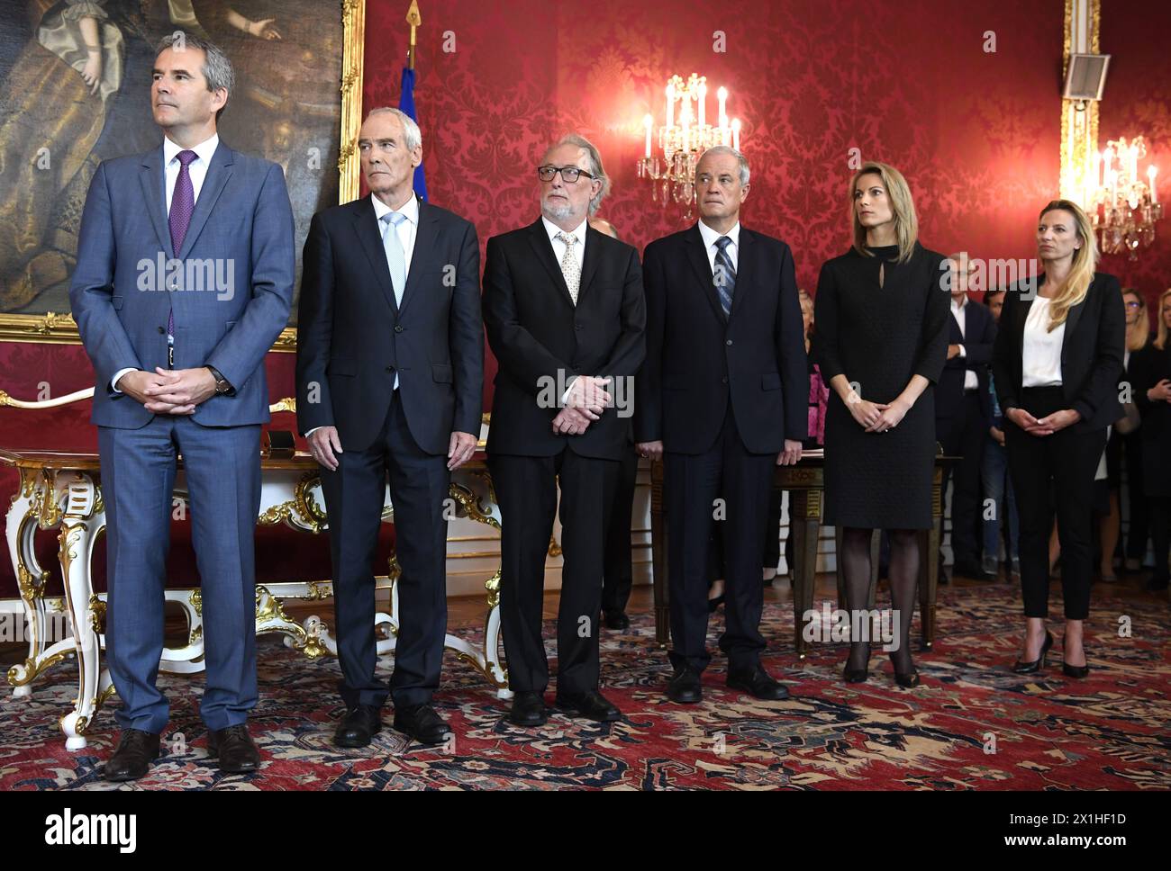 (L-R) Finanzminister und neuer Vizekanzler Hartwig Loeger sowie die neuen Minister Eckart Ratz (Inneres), Walter Poeltner (Arbeit und Soziales), Johann LUIF (Verteidigung), Valerie Hackl (Infrastruktur) und Juliane Bogner-Strauss (Frauen, Familie, Jugend und Sport) sind während der Vereidigung der neuen Minister der Regierung am 22. Mai in Wien zu sehen. 2019 nachdem Minister der rechtsextremen Freiheitspartei (FPOe) in Österreich im sogenannten "Ibiza-Tor"-Skandal von ihren Ämtern zurückgetreten sind. Österreichs Politiker Heinz-Christian Strache trat nach der Aufnahme als Vizekanzler und FPOe-Leiter zurück Stockfoto