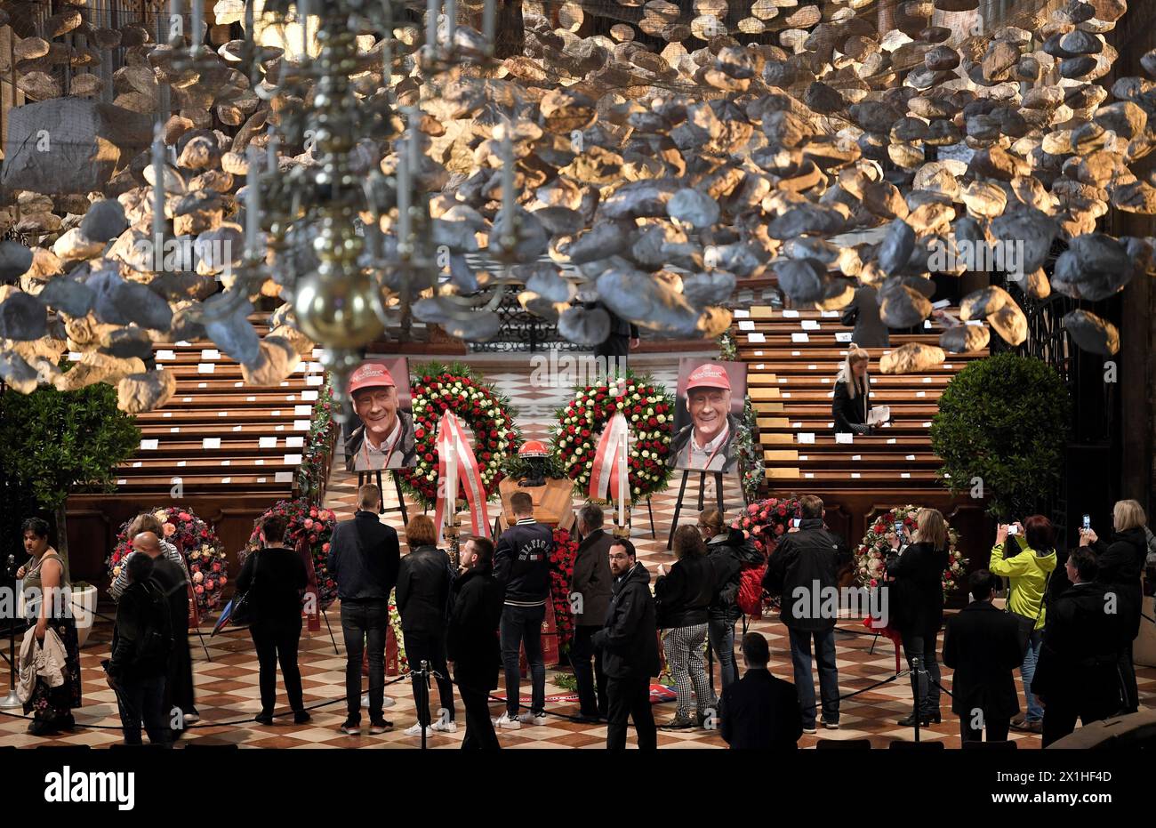 Niki Lauda'ste Beerdigungszeremonie in der Stephansdom. Wien, Österreich am 29. Mai. 2019. Der dreimalige Formel-1-Meisterschaftssieger wurde in einem Ferrari-Rennanzug mit vollen staatlichen Auszeichnungen beerdigt. - 20190529 PD1475 - Rechteinfo: Rechte verwaltet (RM) Stockfoto