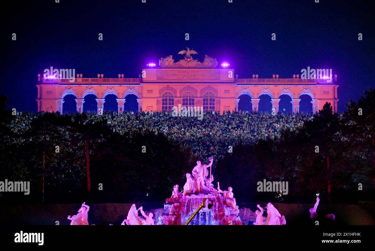 Das Sommernachtskonzert der Wiener Philharmoniker 2019 im Schlosspark Schönbrunn am 20. Juni 2019 in Wien. ABBILDUNG: Übersicht – 20190620 PD8898 – Rechteinfo: Rights Managed (RM) Stockfoto