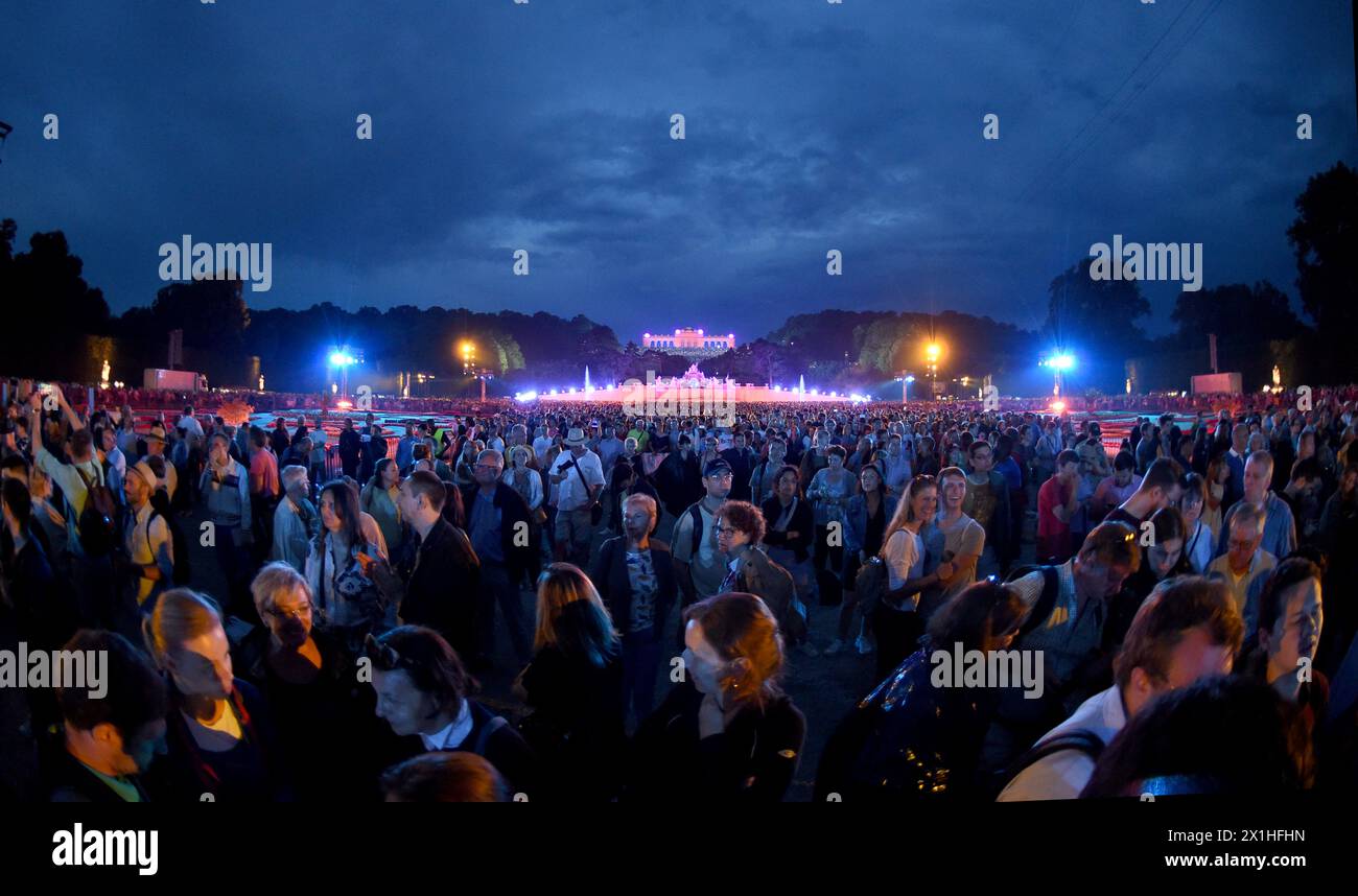 Das Sommernachtskonzert der Wiener Philharmoniker 2019 im Schlosspark Schönbrunn am 20. Juni 2019 in Wien. ABBILDUNG: Übersicht – 20190620 PD8894 – Rechteinfo: Rights Managed (RM) Stockfoto