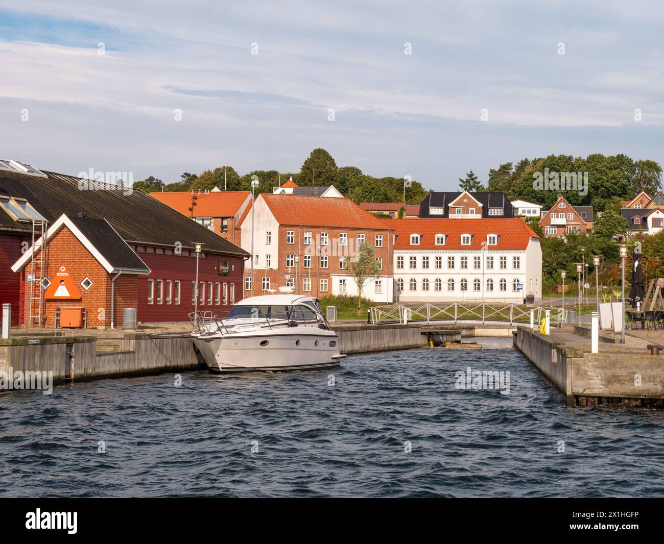 Motorboot am Kai mit Gebäuden in Hadsund am Mariager Fjord, Himmerland, Nordjylland, Dänemark Stockfoto