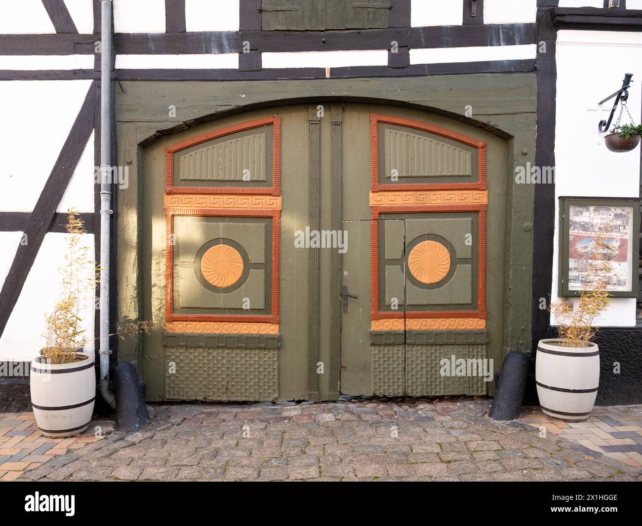 Doppeltüren aus Holz eines historischen Fachwerkhauses in verschiedenen Farben in der Altstadt von Bogense, Fünen, Dänemark Stockfoto