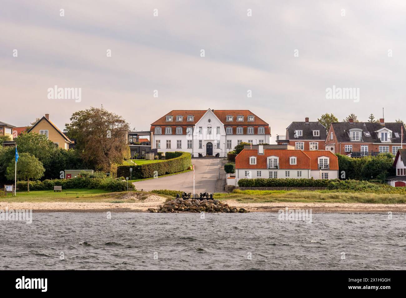 Lage der Sophieodde Saluting Guild und Wohnwohnungen entlang der Little Belt Meerenge in Strib, Middelfart, Funen, Süddänemark Stockfoto