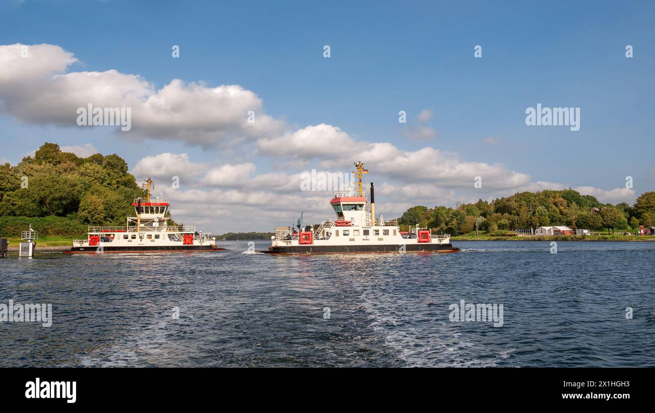 Fährschiffe Memel und Kustrin überqueren den Kieler Kanal von Nobiskrug nach Schacht-Audorf, Schleswig-Holstein, Deutschland Stockfoto