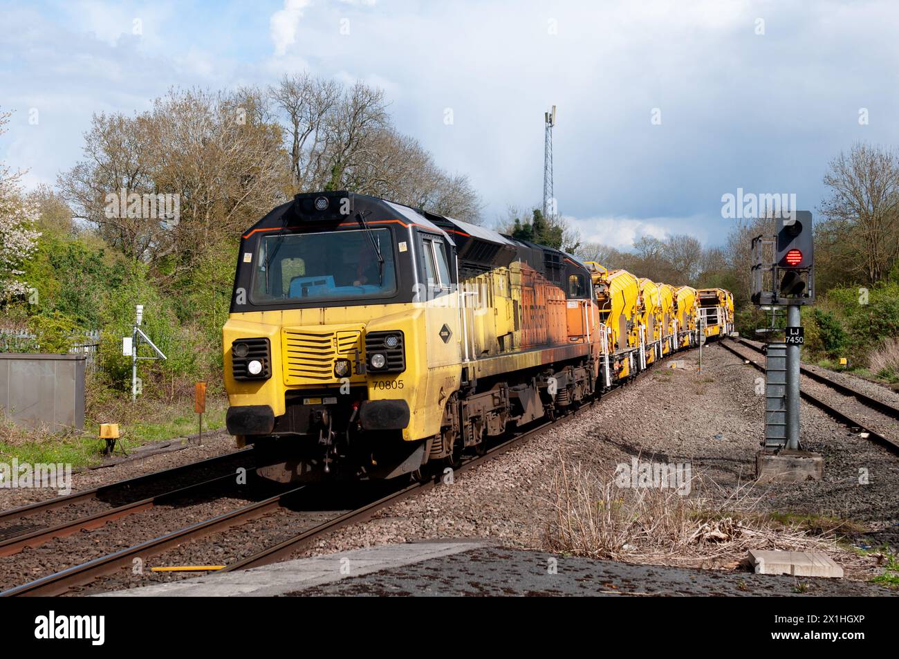 Colas-Diesellokomotive der Baureihe 70 Nr. 70805 zieht einen Network Rail-Ingenieurzug am Bahnhof Hatton, Warwickshire, England, Großbritannien Stockfoto