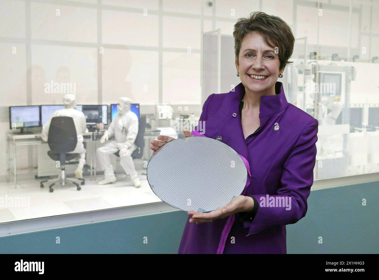 Sabine Herlitschka während einer Führung in Infineon in Villach, Österreich, am 10. Februar 2020. Sabine Herlitschka ist Chief Executive Officer (CEO) von Infineon Technologies Austria, einer Konzerntochter der Infineon Technologies AG. - 20200210 PD15783 - Rechteinfo: Rights Managed (RM) Stockfoto