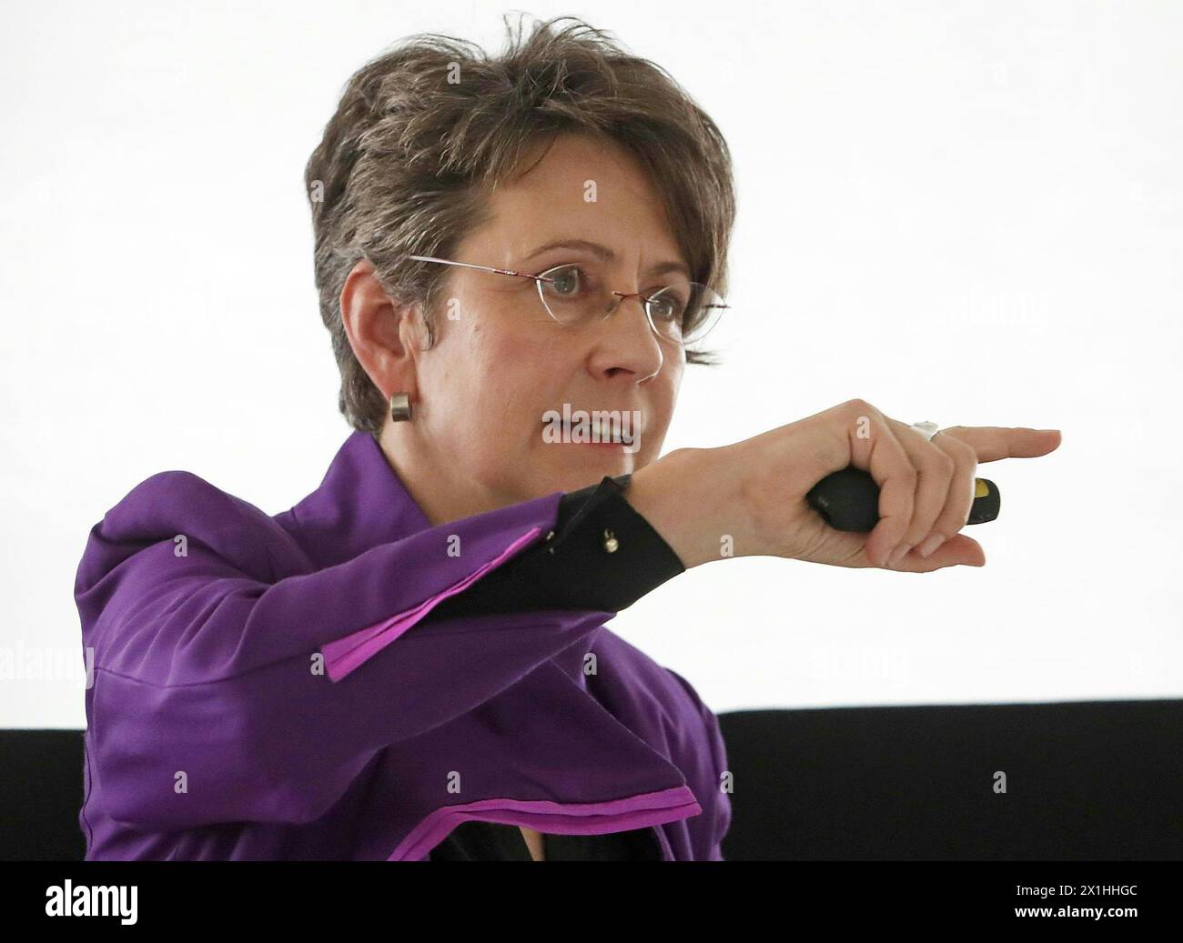 Sabine Herlitschka während einer Führung in Infineon in Villach, Österreich, am 10. Februar 2020. Sabine Herlitschka ist Chief Executive Officer (CEO) von Infineon Technologies Austria, einer Konzerntochter der Infineon Technologies AG. - 20200210 PD15784 - Rechteinfo: Rights Managed (RM) Stockfoto