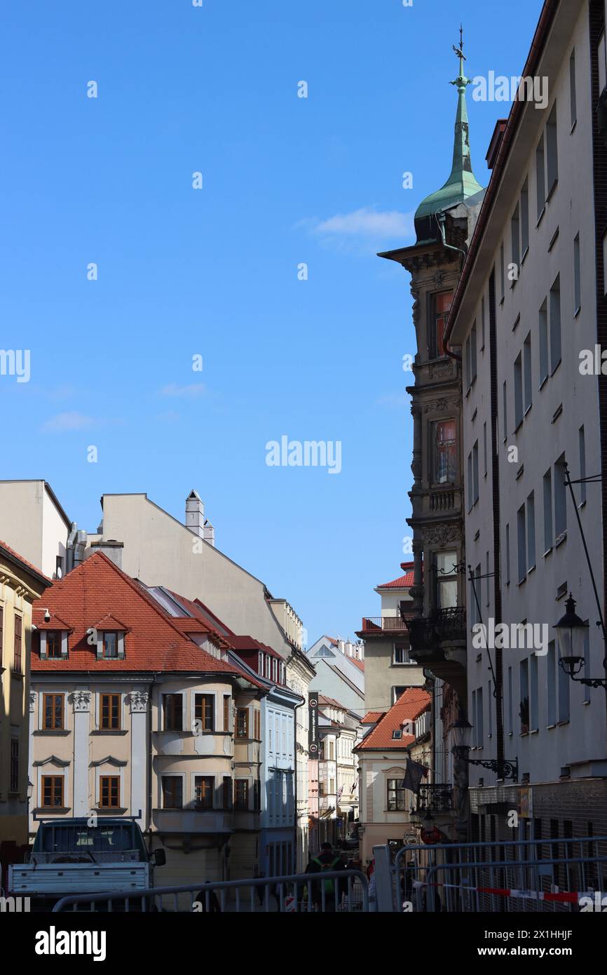 Wunderschöne winzige Straße in der Altstadt von Bratislava, Slowakei. Architektur Europas. Reiseziele Konzept. Stockfoto
