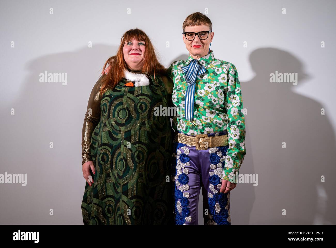 Die österreichischen Künstler Lena Knebl und Ashley Hans Scheirl posieren während einer Pressekonferenz in Wien am 25. Februar 2020. - 20200225 PD3007 - Rechteinfo: Rights Managed (RM) Stockfoto