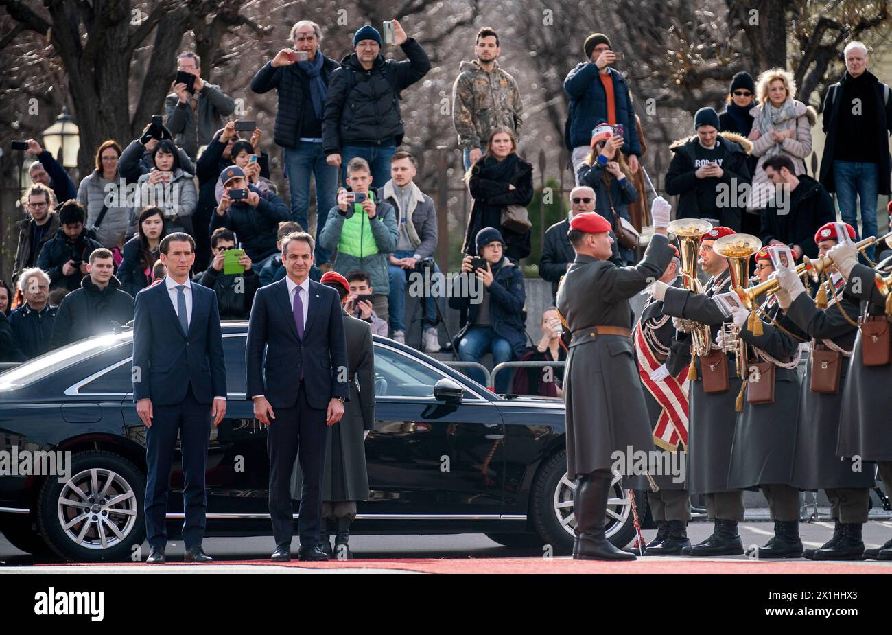 Der griechische Premierminister Kyriakos Mitsotakis (R.) während seines offiziellen Besuchs beim österreichischen Bundeskanzler Sebastian kurz (L.) vor der Ehrengarde der Bundeswehr in Wien am 10. März 2020. - 20200310 PD6651 - Rechteinfo: Rights Managed (RM) Stockfoto