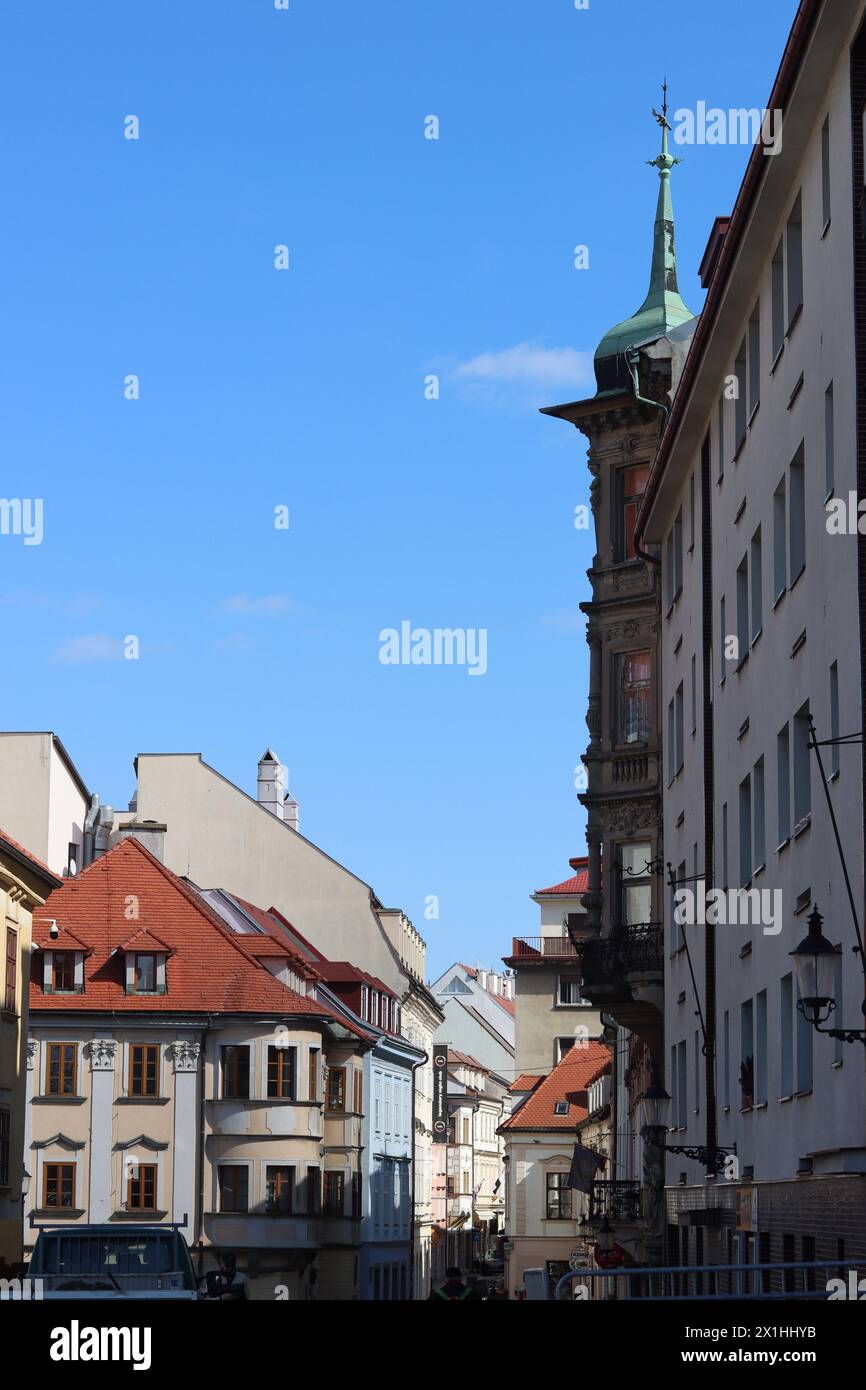 Wunderschöne winzige Straße in der Altstadt von Bratislava, Slowakei. Architektur Europas. Reiseziele Konzept. Stockfoto