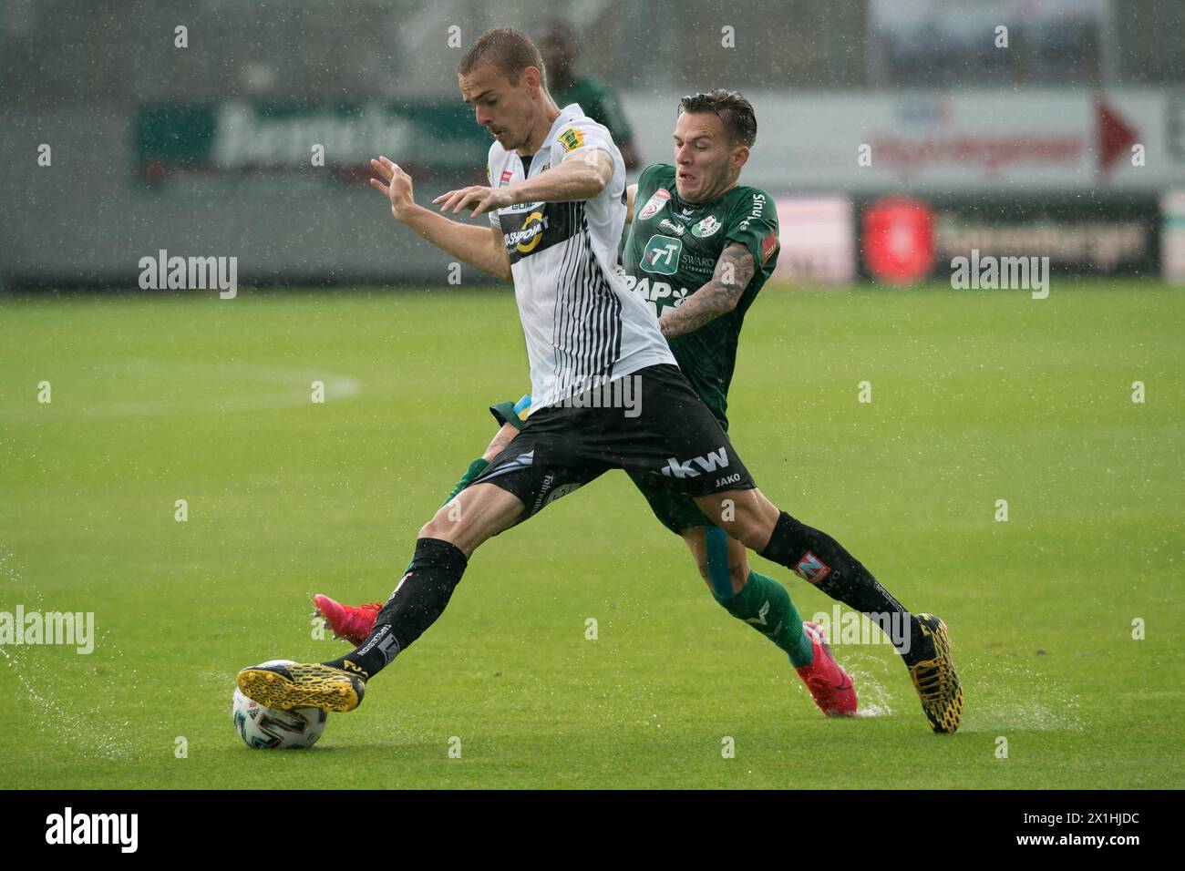 ABD0045 20200606 - ALTACH - ÖSTERREICH: Daniel Nussbaumer (l./Cashpoint SCR Altach) und Florian Rieder (WSG Swarovski Tirol) am Samstag, 06. Juni 2020, im Rahmen der tipico-Bundesliga-Begegnung zwischen Cashpoint SCR Altach und WSG Swarovski Tirol in Altach. - FOTO: APA/DIETMAR STIPLOVSEK - 20200606 PD4972 - Rechteinfo: Rights Managed (RM) Stockfoto