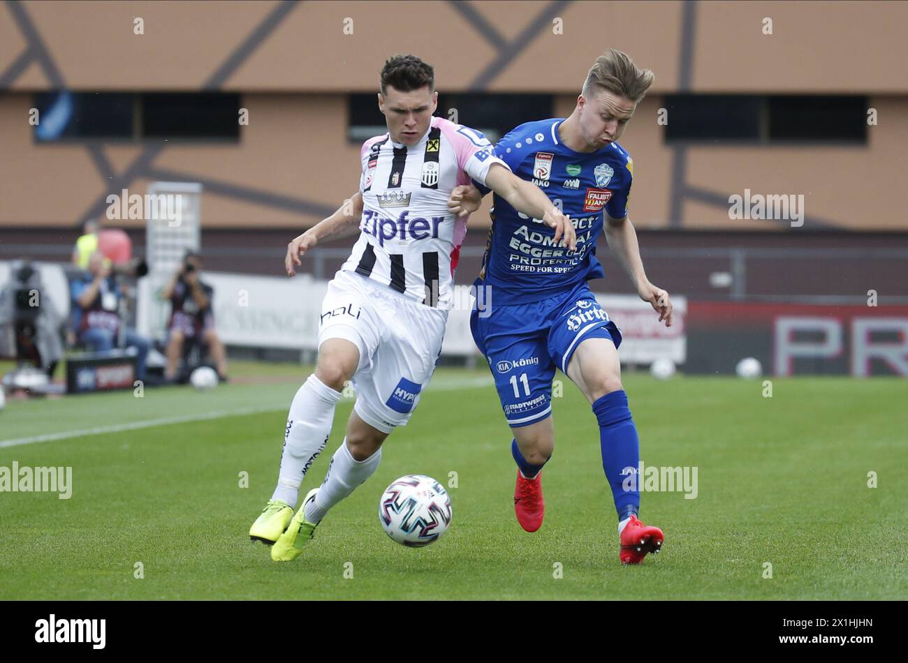 Dominik Reiter (LASK/l) und Lukas Gabbichler (Hartberg) während des tipico Bundesliga-Spiels zwischen TSV Prolactal Hartberg und LASK Linz am 24. Juni 2020 in Hartberg, Österreich. - 20200624 PD6255 - Rechteinfo: Rights Managed (RM) Stockfoto