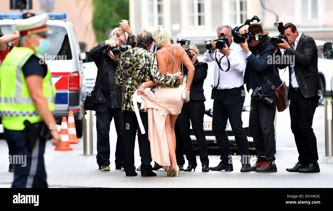 Der österreichische Unternehmer Richard „Moertel“ Lugner und Karin Karrer posieren für Fotografen, als sie bei den Salzburger Festspielen am 2. August 2020 in Salzburg ankommen, um die Aufführung von „Cosi Fan tutte“ zu besuchen. Die Salzburger Festspiele für Musik und Theater finden vom 1. Bis 30. August statt, mit besonderen Maßnahmen gegen die Bedrohung durch das Coronavirus. - 20200802 PD2621 - Rechteinfo: Rechte verwaltet (RM) Stockfoto