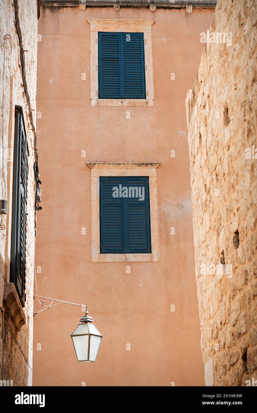 Fenster am Gebäude in einer Straße in der Altstadt von Dubrovnik Stockfoto