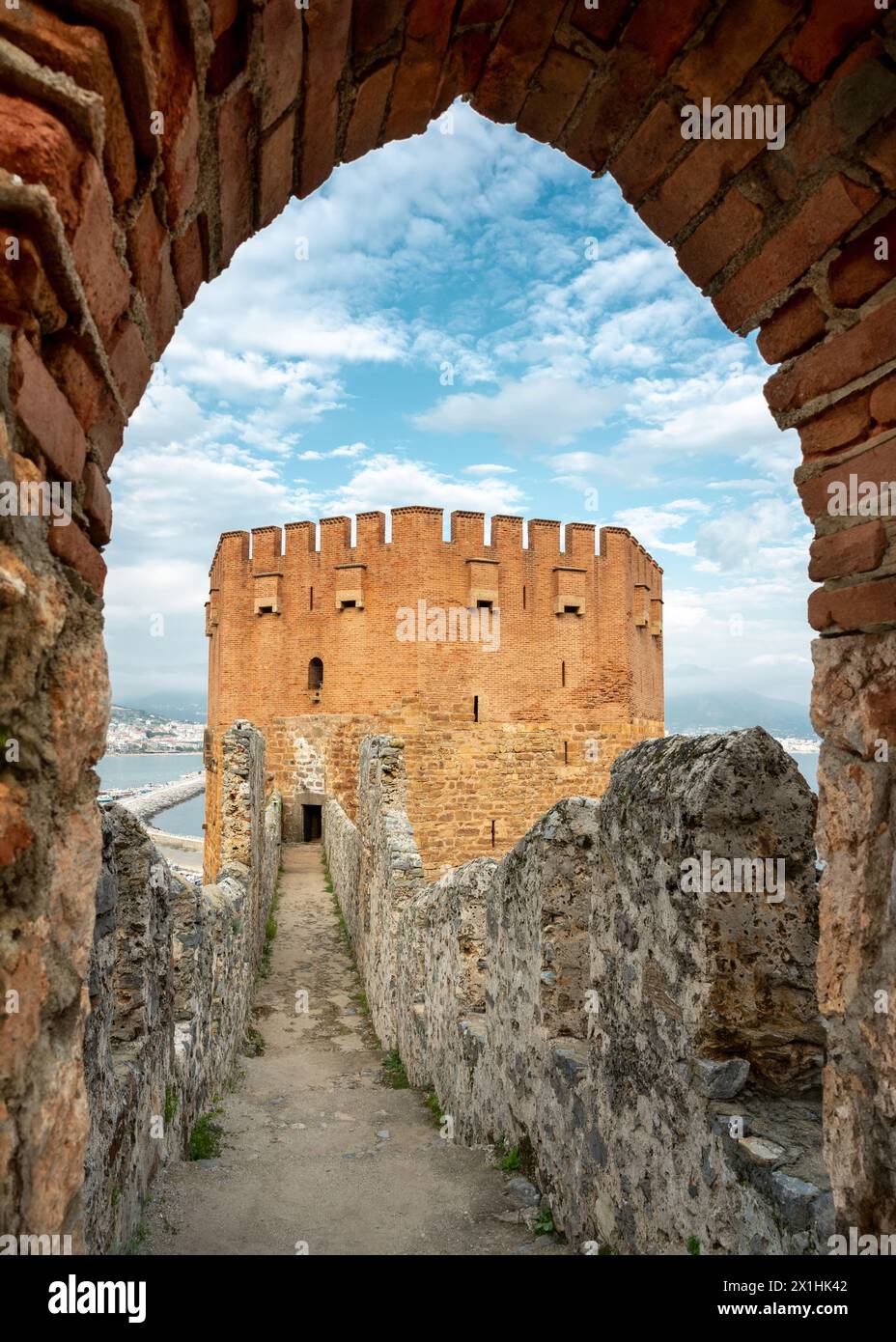 Der historische Rote Turm im Viertel Alanya von Antalya, einer der touristischen Regionen der Türkei. Türkischer Name Kizil Kule Stockfoto