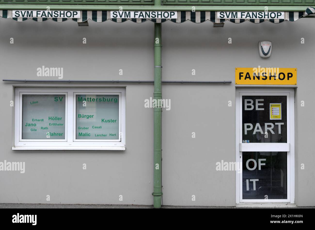 Der österreichische Fußballverein SV Mattersburg gab nach dem Buchhaltungsskandal der Commerzialbank Mattersburg freiwillig seine Bundesliga-Lizenz zurück. Nach einer Hauptversammlung am 5. August 2020 wurde bekannt gegeben, dass ein Konkursantrag eingereicht wird. Im Bild: Fanshop der SVM vor dem Stadion in Mattersburg, Österreich. - 20200805 PD2340 - Rechteinfo: Rechte verwaltet (RM) Stockfoto Der österreichische Fußballverein SV Mattersburg gab nach dem Buchhaltungsskandal der Commerzialbank Mattersburg freiwillig seine Bundesliga-Lizenz zurück. Nach einer Hauptversammlung am 5. August 2020 wurde bekannt gegeben, dass ein Konkursantrag eingereicht wird. Im Bild: Fanshop der SVM vor dem Stadion in Mattersburg, Österreich. - 20200805 PD2340 - Rechteinfo: Rechte verwaltet (RM) Stockfoto
