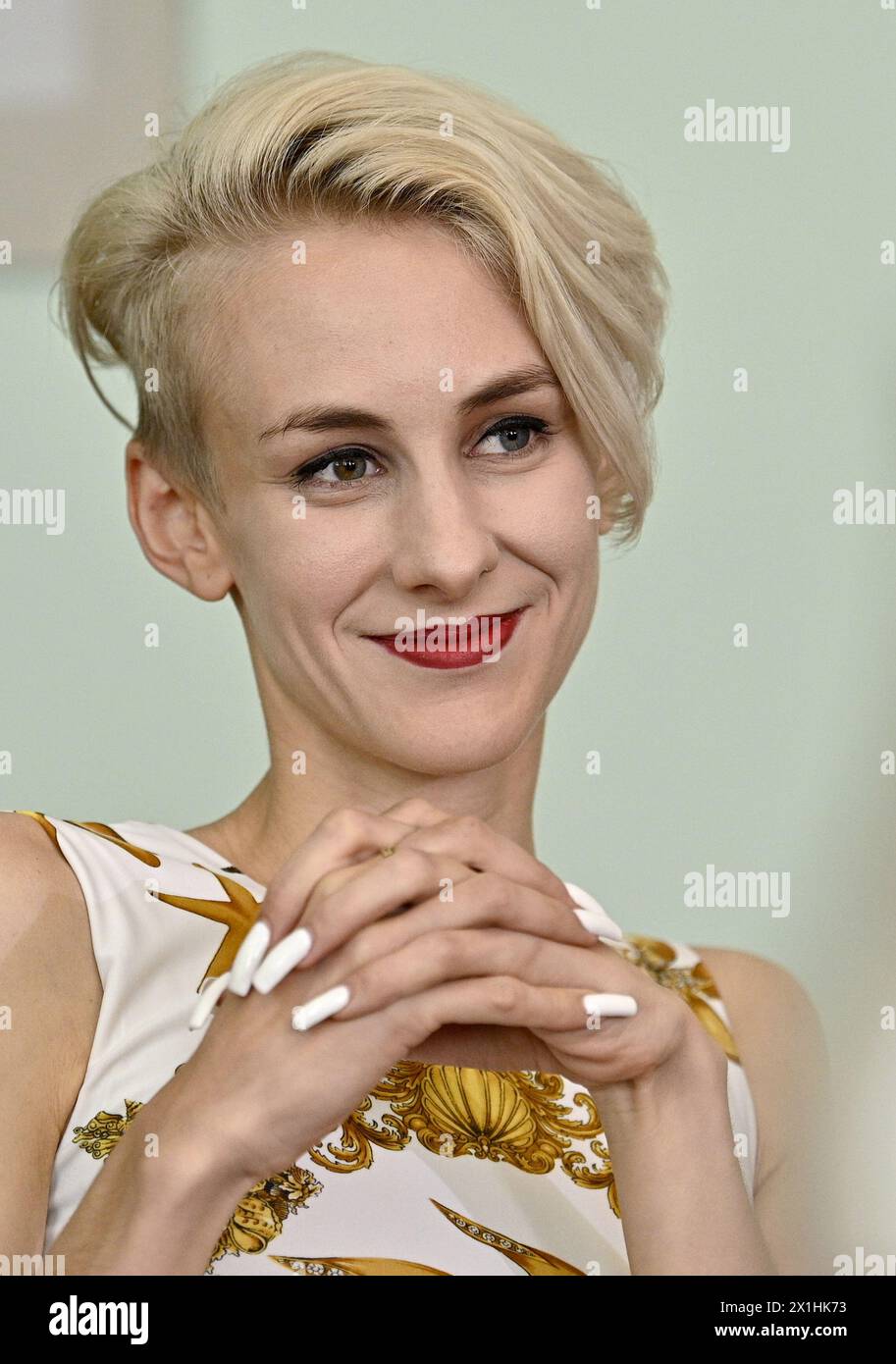 Die österreichische Autorin und Kabarettistin Lisa Eckhart im Interview mit der Österreichischen Presseagentur am 11. August 2020 in Wien. - 20200811 PD8512 - Rechteinfo: Rights Managed (RM) Stockfoto