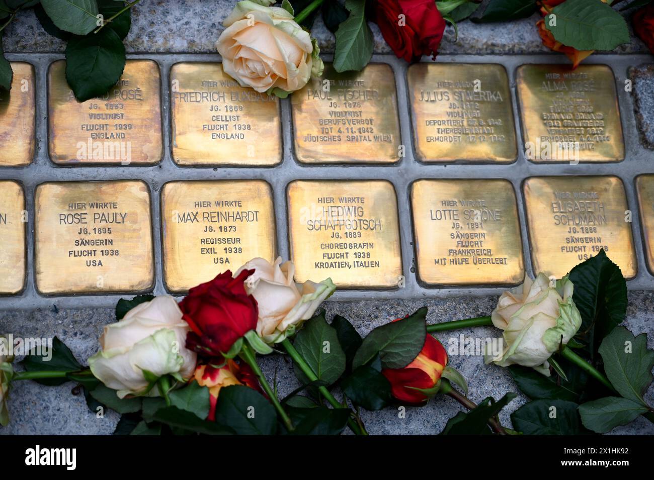 28 sogenannte Stolpersteine wurden im Rahmen eines Projektes des deutschen Künstlers Gunter Demnig vor dem Salzburger Festspielhaus in Salzburg platziert, um an Künstler zu erinnern, die Opfer der deutschen NS-Diktatur waren. Demnig startete das Projekt 1993, indem er die Steine vor Häusern installierte, in denen Juden lebten, bevor sie während des Nazi-Regimes in Vernichtungslager deportiert wurden. Der Künstler hat bereits tausende Stolpersteine in Städten installiert, in denen Juden im in- und Ausland lebten und arbeiteten. Foto am 17. August 2020. - 20200817 PD3533 - Rechteinfo: Rechte verwaltet Stockfoto