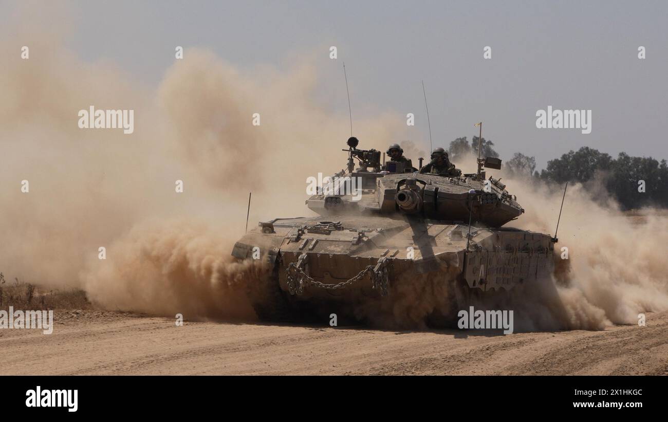 Ein israelischer Merkava-Panzer rollt entlang der Grenze zwischen Israel und dem Gazastreifen, als er aus dem Gazastreifen zurückkehrt, während die Kämpfe zwischen Israel und der militanten Gruppe Hamas am 16. April 2024 an der Grenze zu Gaza, Israel. Stockfoto